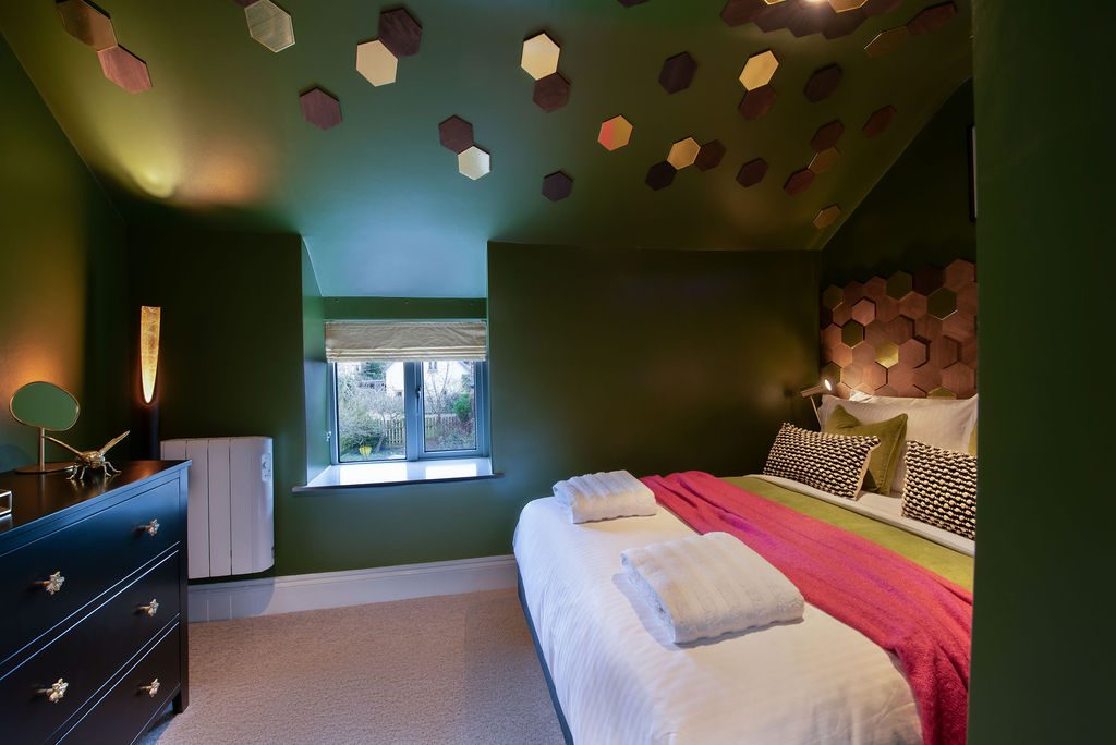 Boutique hotel style holiday let in Ludlow, Shropshire. A centrally located self catering holiday cottage for weekend breaks and short stays